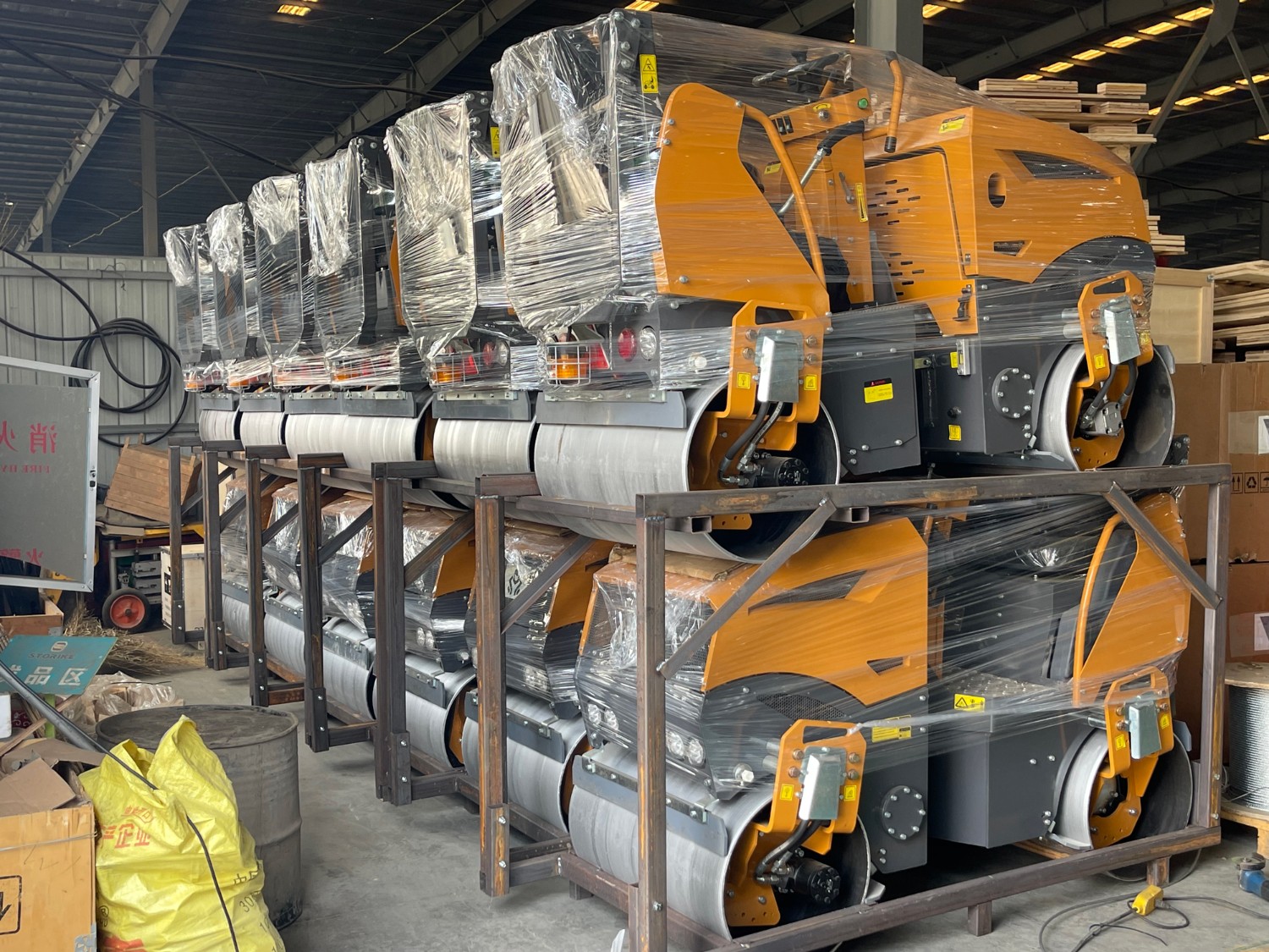 發(fā)往俄羅斯圣彼得堡20臺思拓瑞克雙鋼輪、鋼膠壓路機裝柜進(jìn)行時(shí)···